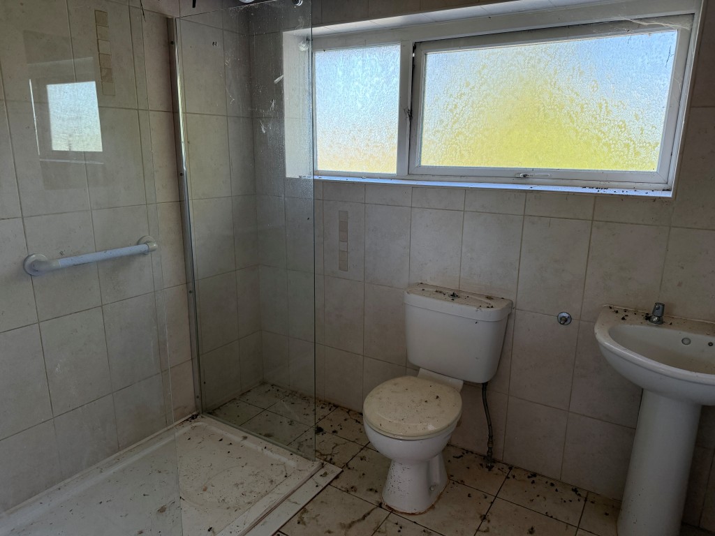 Lot: 137 - SUBSTANTIAL SIX-BEDROOM DETACHED PROPERTY WITH POTENTIAL FOR SUB-DIVISION - Shower room with sink and WC